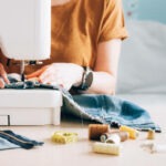 Atelier couture organisé par le CCAS de la commune au profit de la mairie.