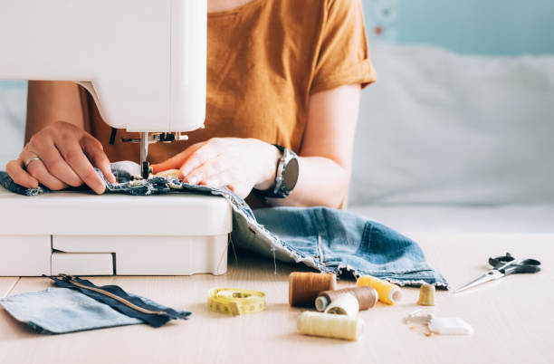 Atelier couture organisé par le CCAS de la commune au profit de la mairie.